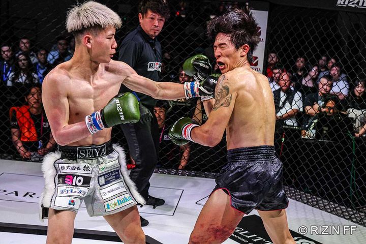 太ももが赤紫色に腫れ上がるカン・ボムジュン（C）RIZIN FF