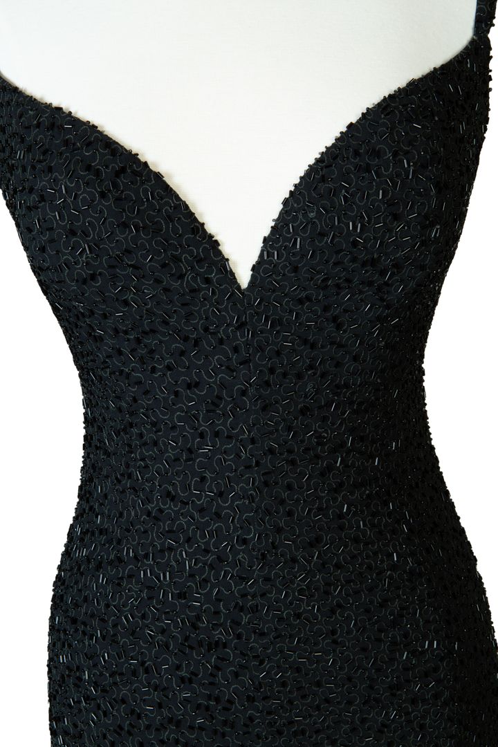 黒いピュアシルクジョーゼットの「Final Goodbye Dress」には、一面に繊細なビーズ刺繍が施されている。