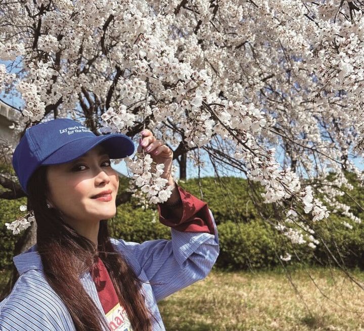 愛知県の138タワーパークでお花見をする観月ありささん