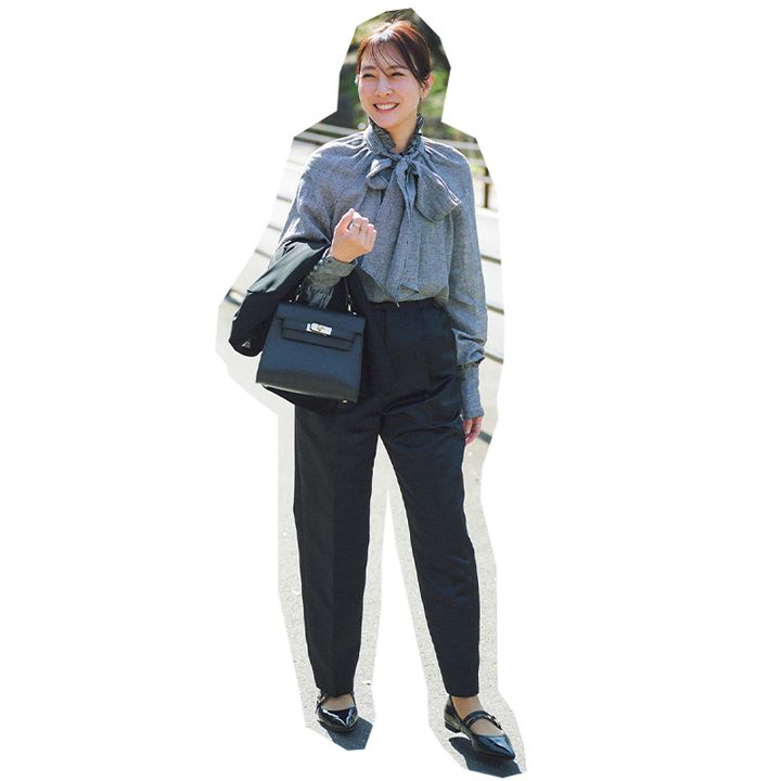 アローのボウタイブラウスと黒パンツのお仕事コーデ