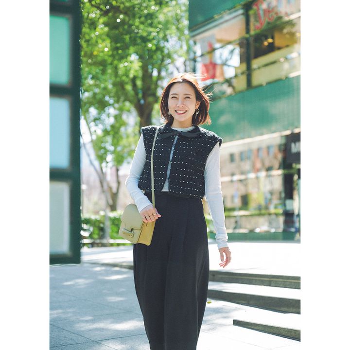 シアートップスとアンフィーロの黒パンツに短丈ジレを羽織ってカラーバッグを持った読者ママのスナップ