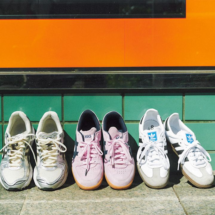 読者私物のアシックスのスニーカーとアディダスのスニーカー