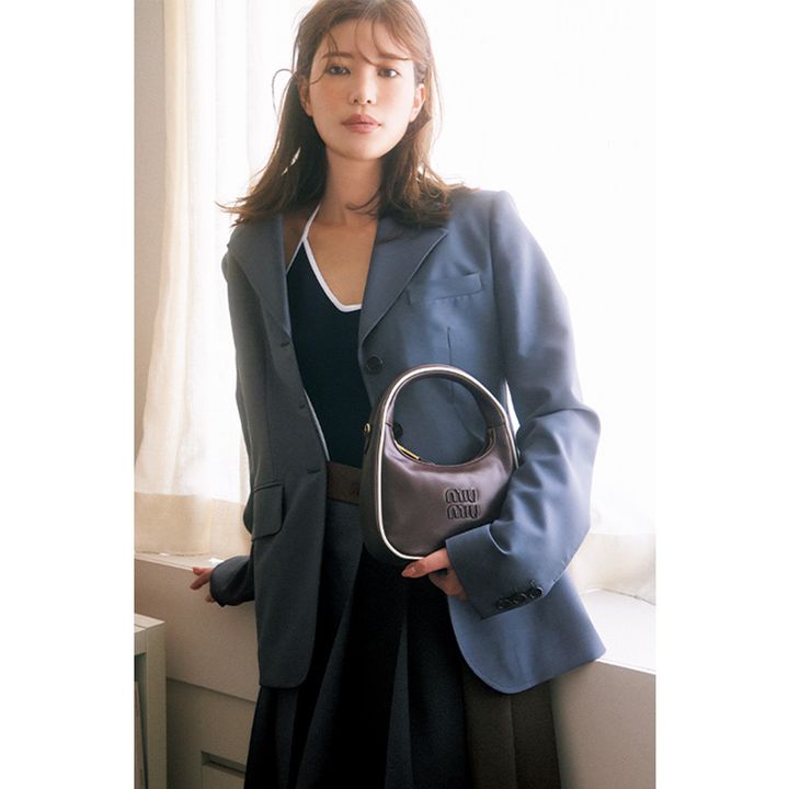 ミュウミュウの水着はジャケットを羽織ってこなれた街着コーデが完成