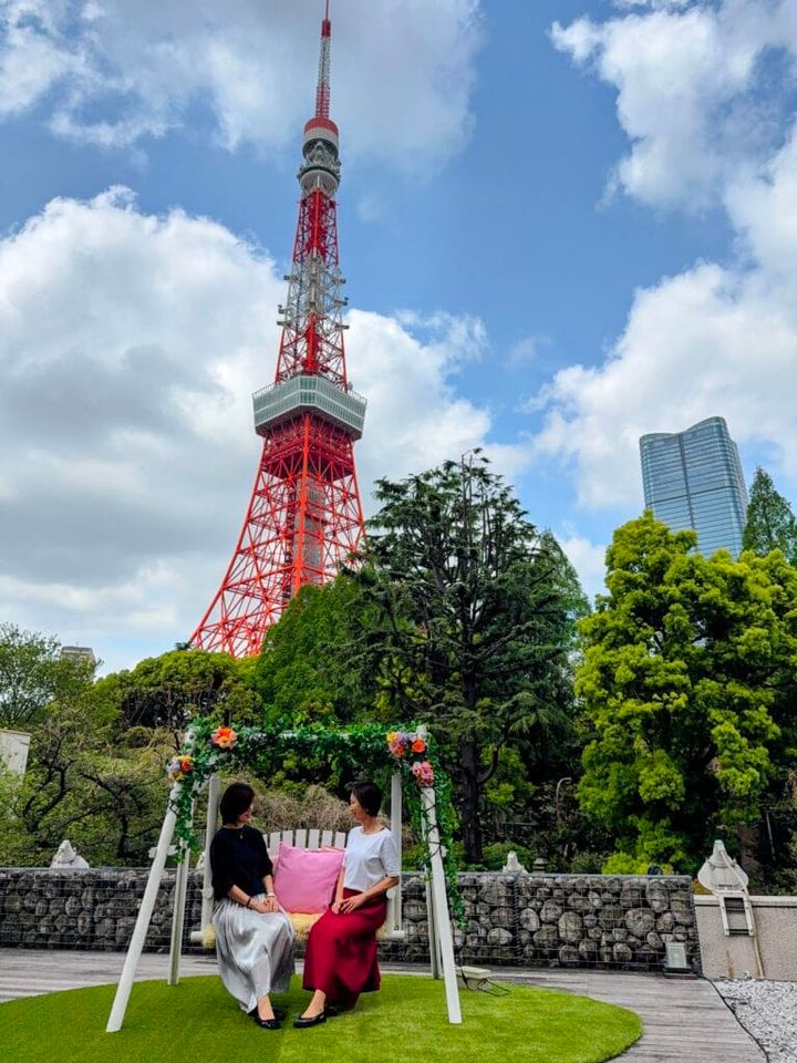 昼間のテラス。ブランコに乗れば、気分は学生時代へ