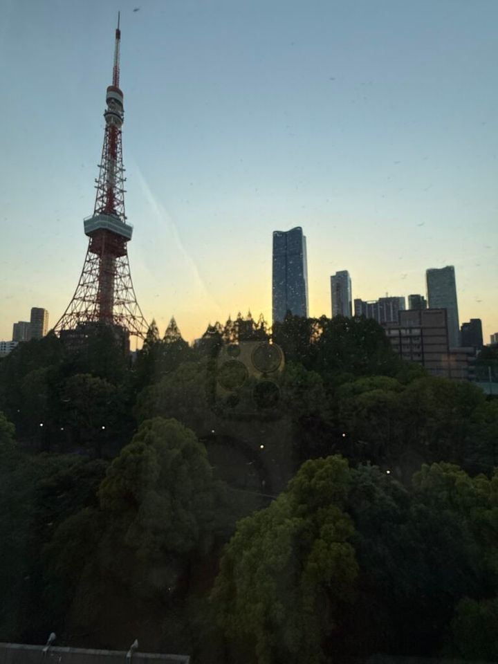 お部屋から見えるのは芝公園の緑と夕暮れの東京タワー