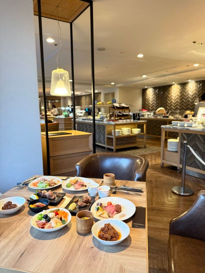 夜のブッフェの一巡目はお肉から。和洋中豊富で、おかわりが止まりません