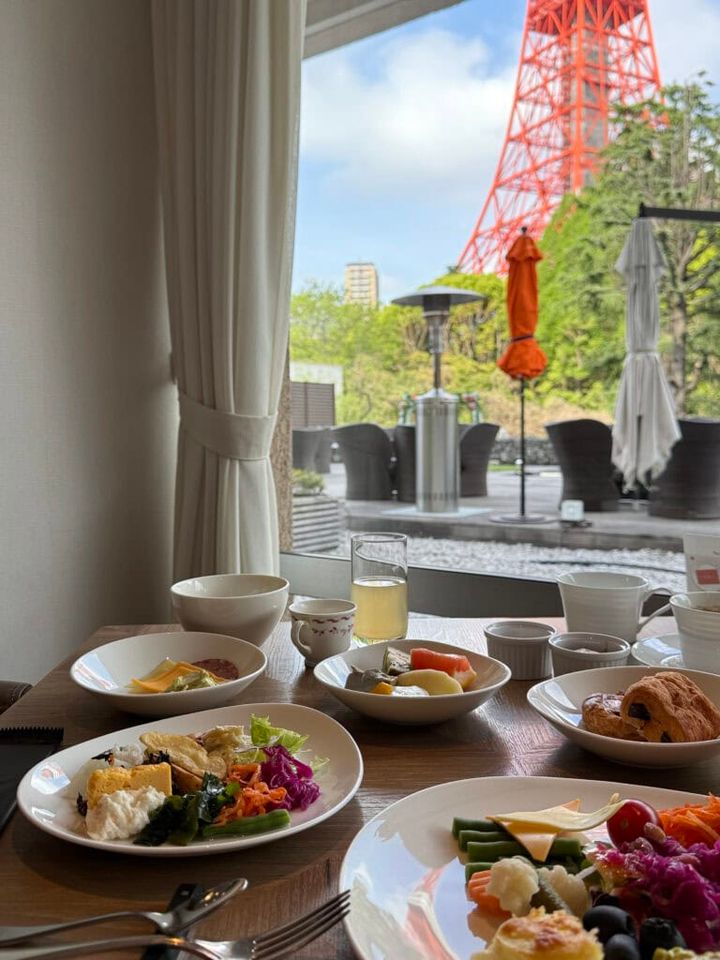 朝食で。手前のお皿にうつるのが、窓の外に見えている東京タワー