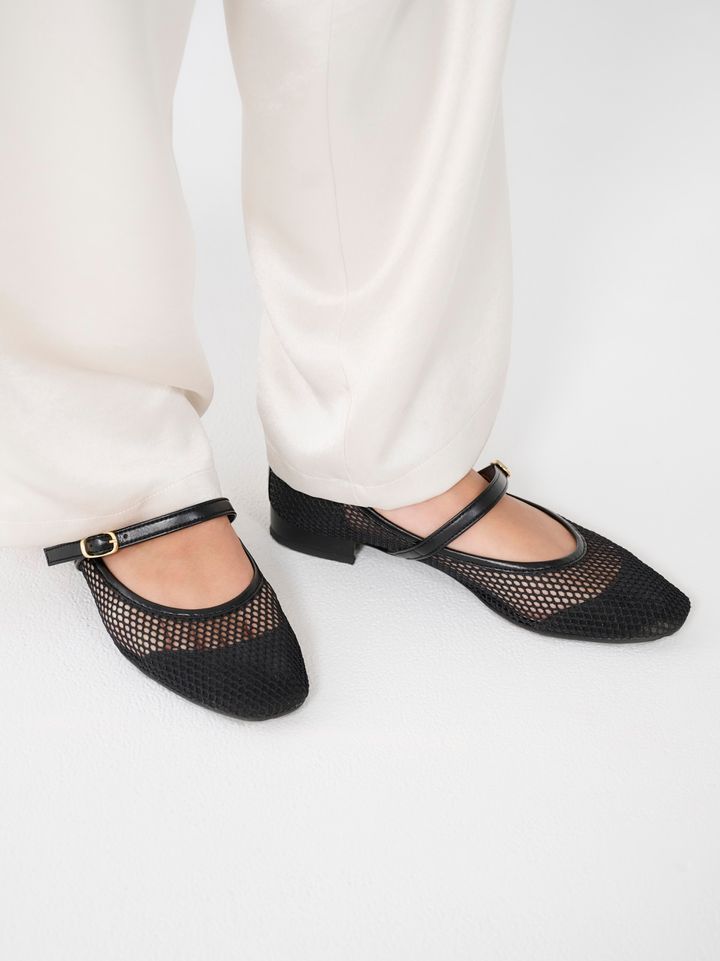 クラウドチームVERY酒井理央の春コーディネート_モノトーンのシューズはシースルー