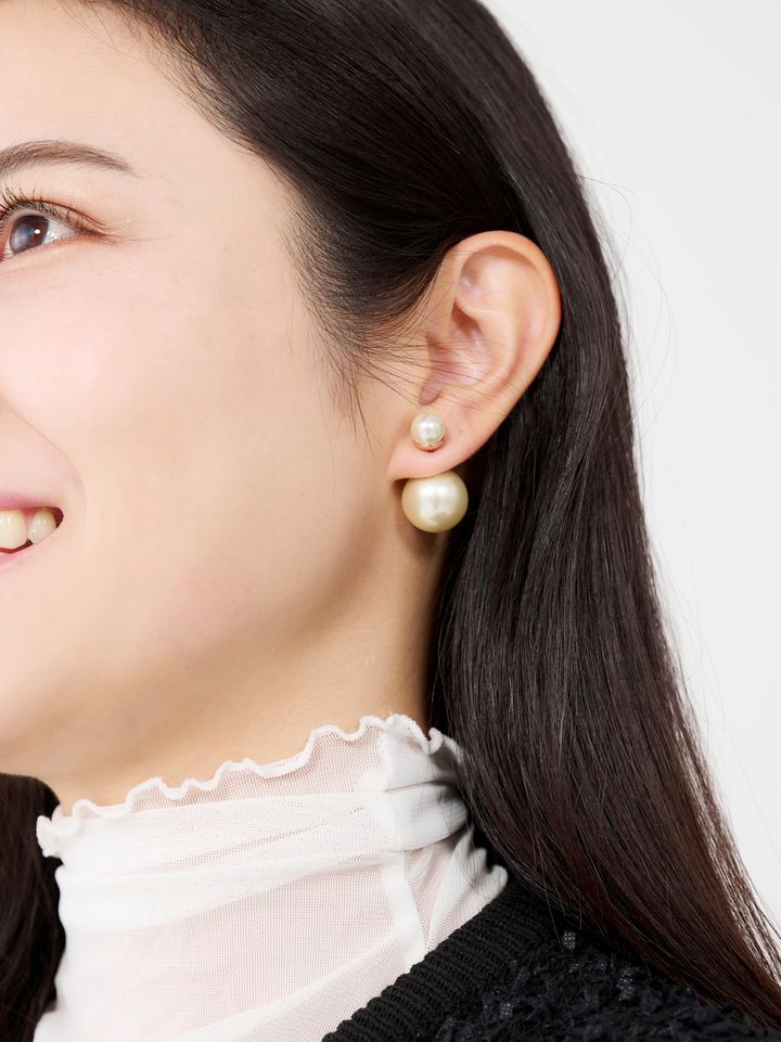 クラウドチームVERY酒井理央の春コーディネート_モノトーンのピアスはDior