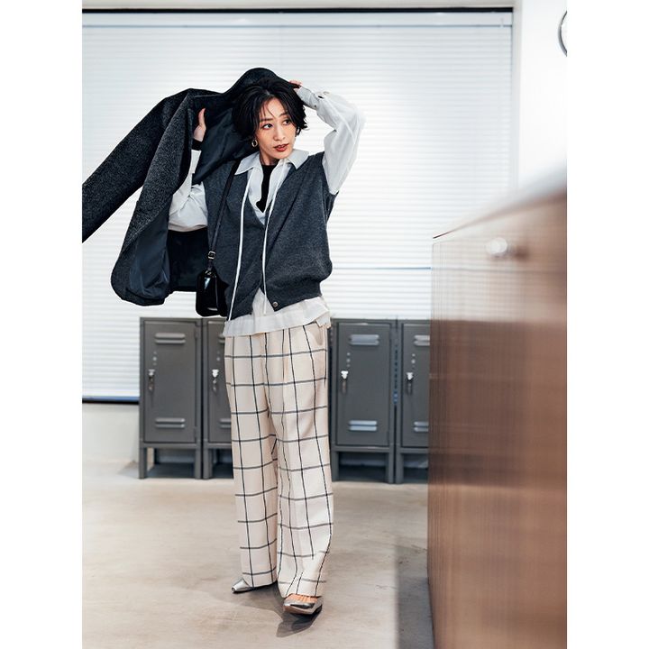 ニットベストにジャケット、ブラウス、チェック柄パンツのコーデ