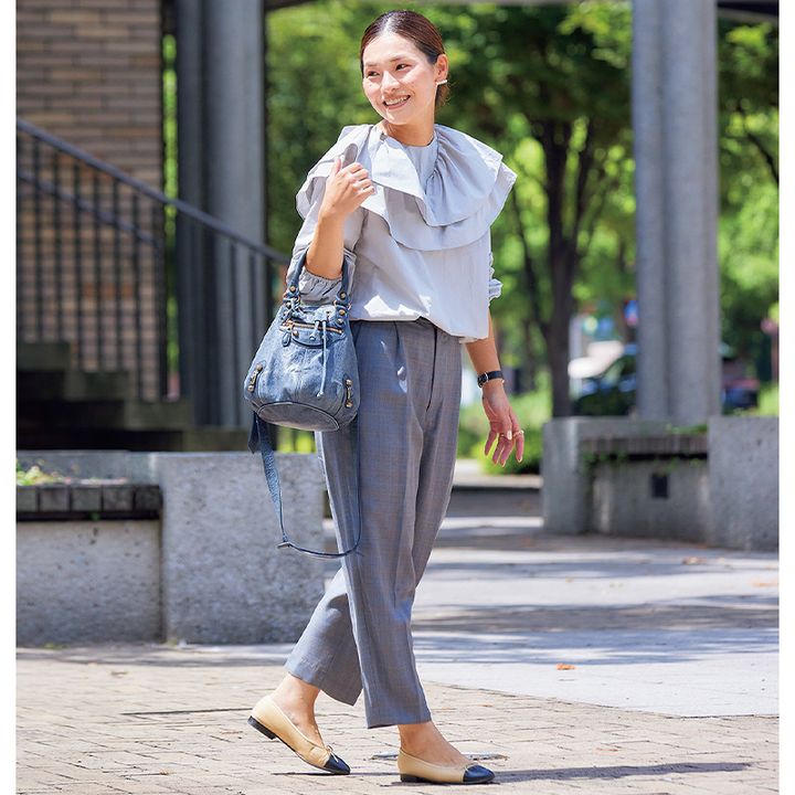 グレーの甘フリルブラウスにスラックスのコーデ