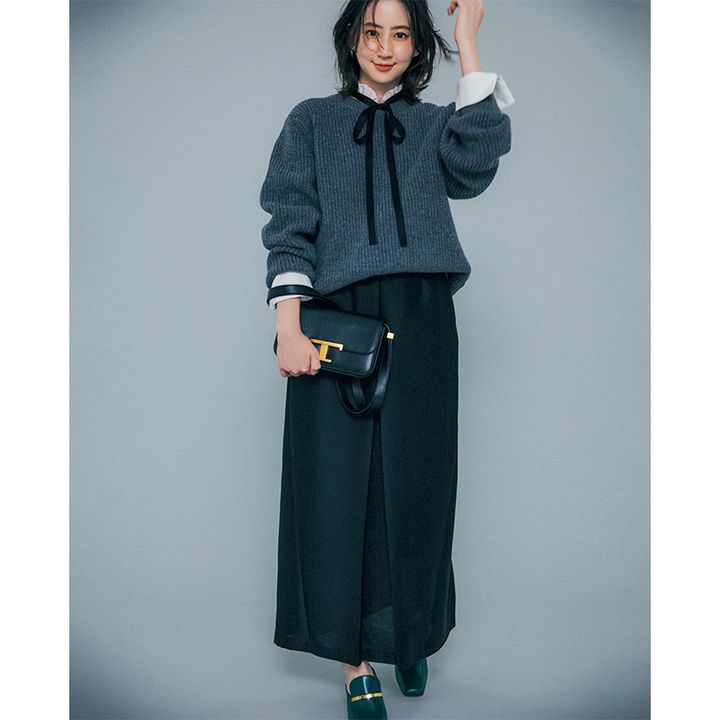 黒のリボンボウタイブラウスに、グレーニット、スカートのコーデ