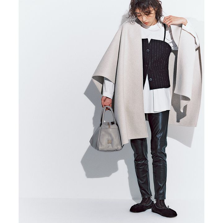 白ブラウスにビスチェ、ニュアンスカラーコートに細身のレザーパンツ白ブラウスにビスチェ、ニュアンスカラーコートに細身のレザーパンツ