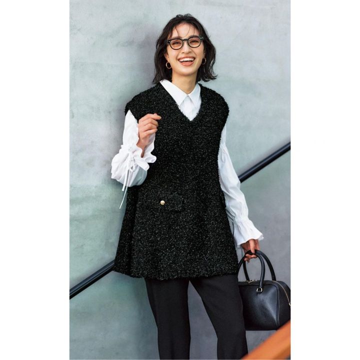 ニットジレに白ブラウス、パンツのコーデ