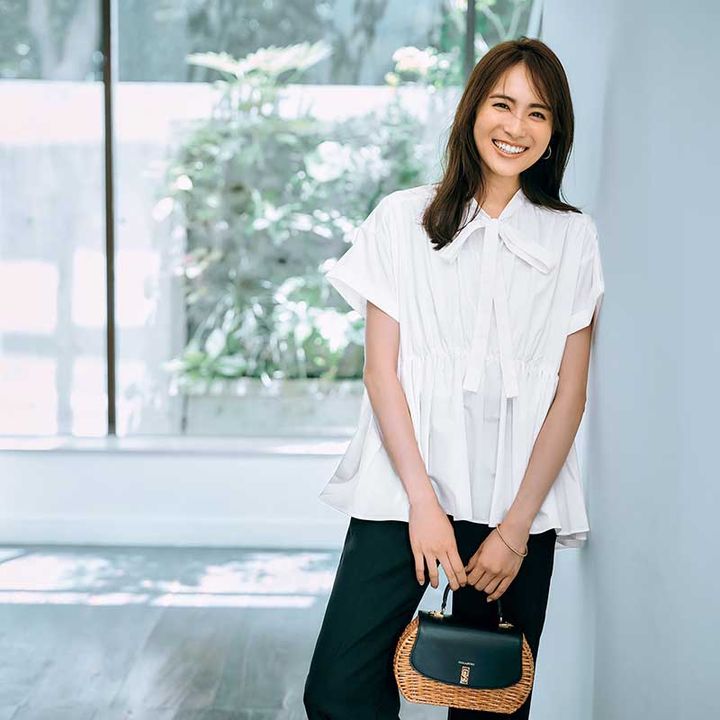 半袖ホワイト細ボウタイブラウスに黒パンツ、かごバッグのコーデ