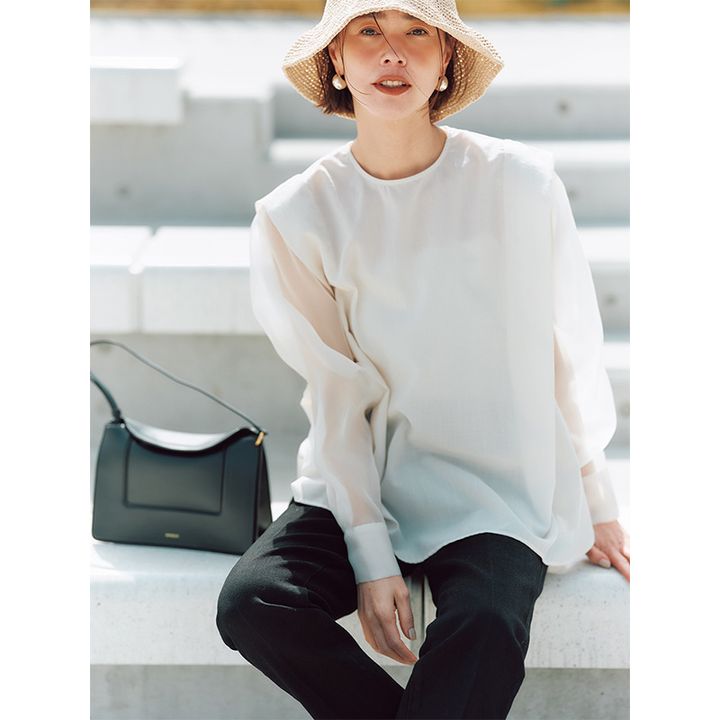 シアーなシンプルブラウスにパンツ、