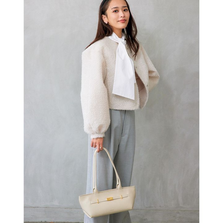 ほわほわジャケットにニュアンスカラーのパンツ、ボウタイブラウスのコーデ