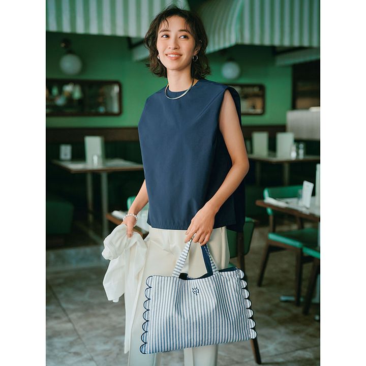 ネイビーのボックスのノースリブラウスに明るめカラ―のパンツのコーデ