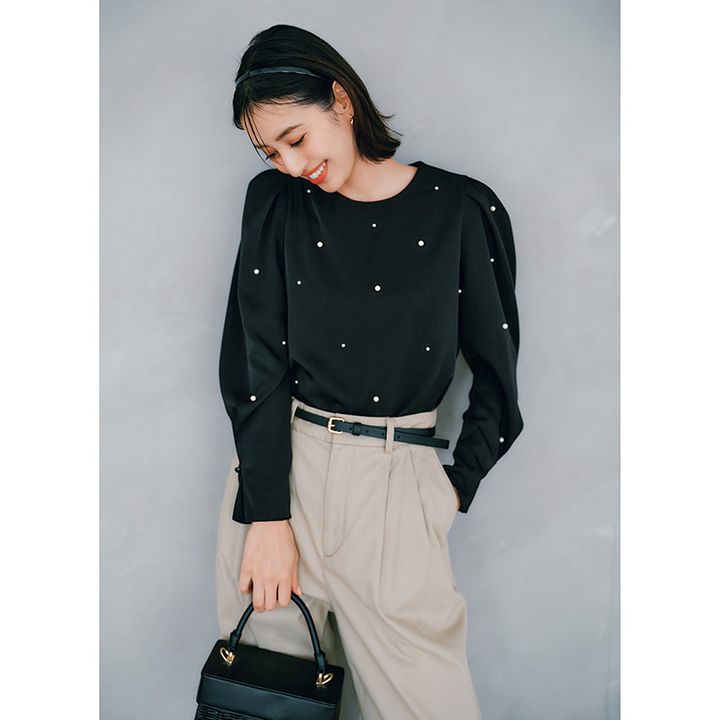 黒パール付きブラウスにベージュパンツ