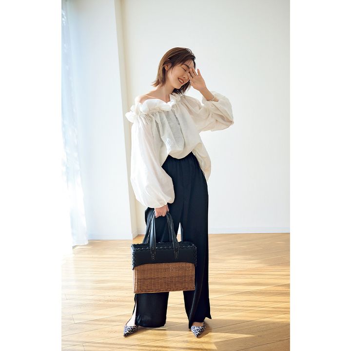 シフォンブラウスにワイドパンツポインテッドトウシューズのコーデ