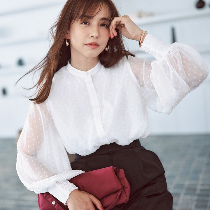 ドットジャガードブラウスに黒パンツのコーデ