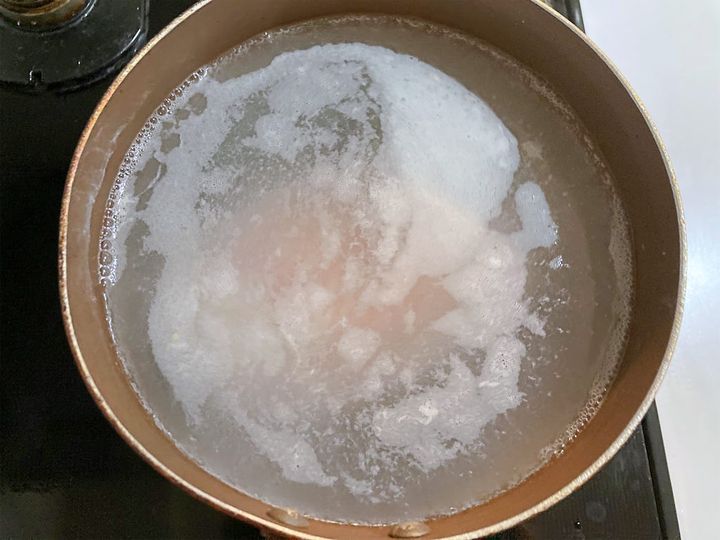 鶏むね肉を入れて茹でる