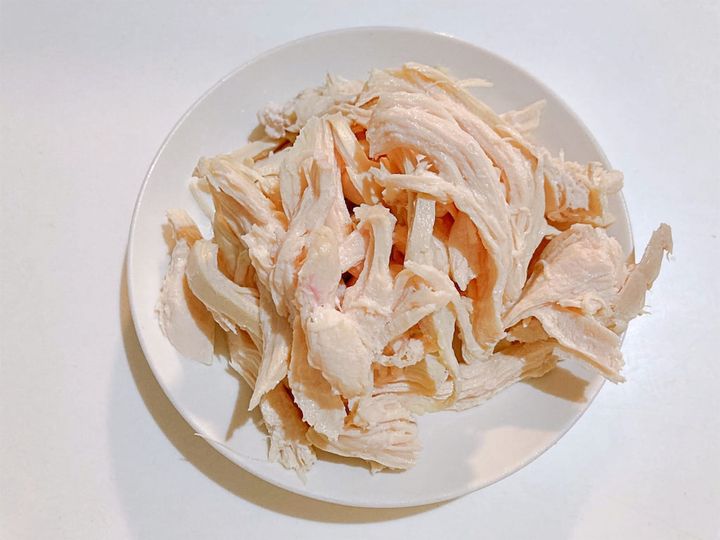 割いた茹で鶏むね肉