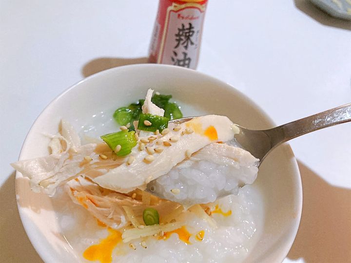 味変でラー油を入れた鶏中華粥