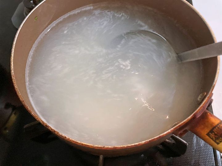 スープで生米を煮ていく