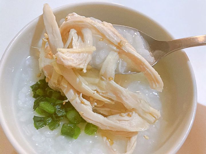 鶏中華粥をスプーンですくったところ