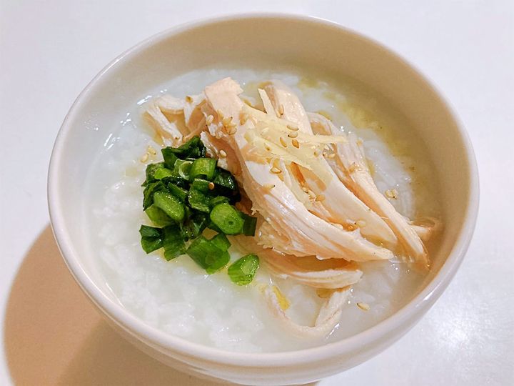 トッピングをした鶏中華粥