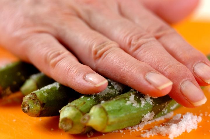 オクラとトマトの炒め煮の下準備1