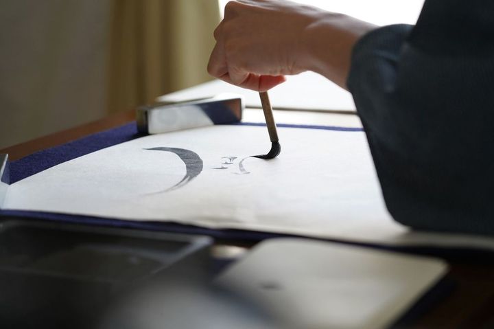 書道をしている男性の手元