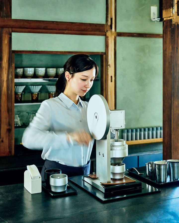 東京〈フグレン〉店内〈ウェバーワークショップス〉の手動ミル
