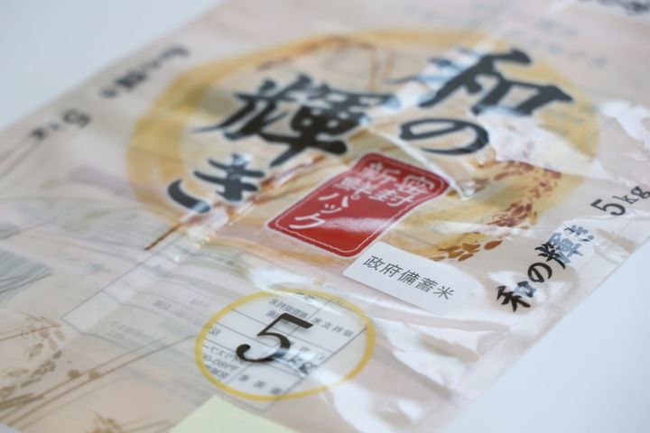  政府備蓄米のシールが貼られたパッケージ（5月29日、時事通信フォト）
