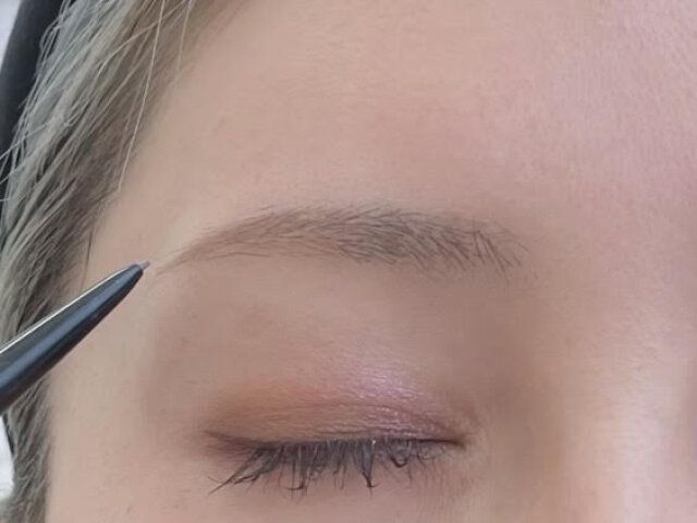 眉毛の描き方 ペンシルで眉尻から足していきます。