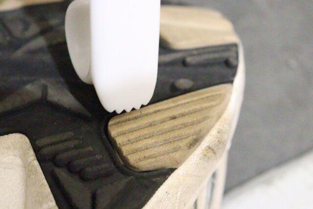 ダイソー 掛けやすいシューズブラシ フック 溝 ヘラ