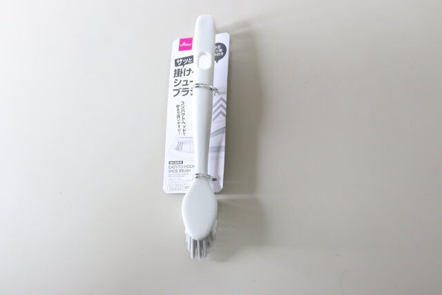 ダイソー 掛けやすいシューズブラシ パッケージ