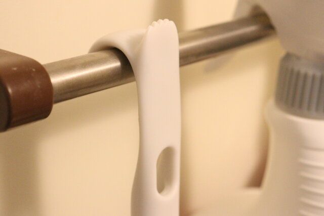 ダイソー 掛けやすいシューズブラシ フック タオルバー 収納例