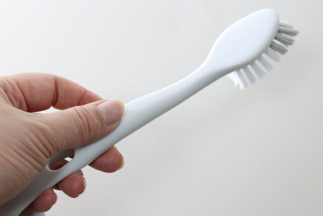 ダイソー 掛けやすいシューズブラシ 形