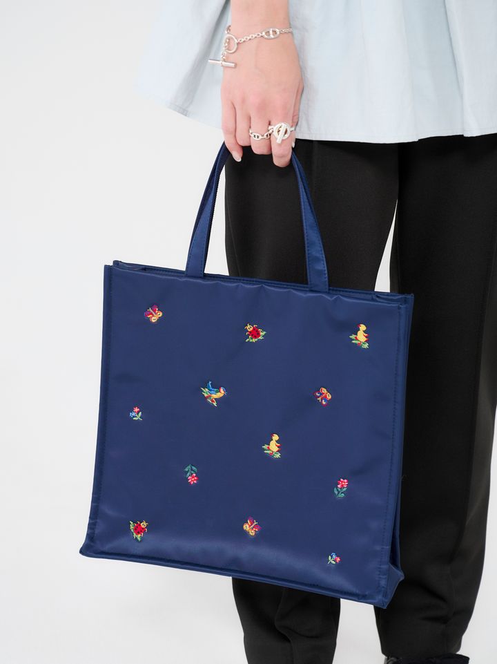 クラウドチームVERY酒井理央の春コーデ3のバッグはVERYとフェイラーのコラボ