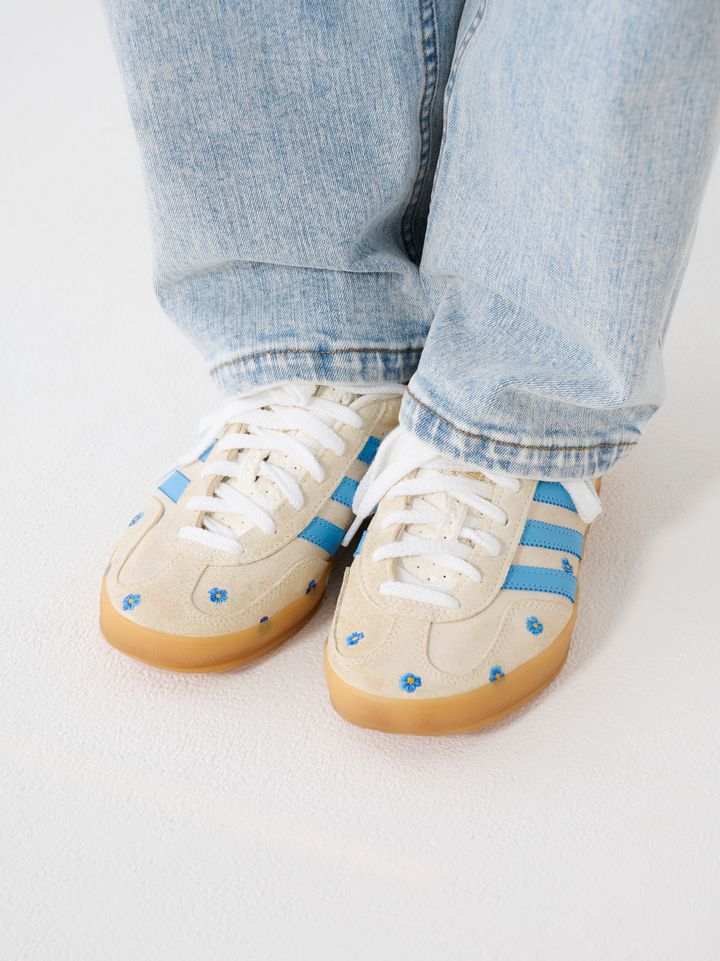 クラウドチームVERY明賀琴絵のスニーカーはアディダス