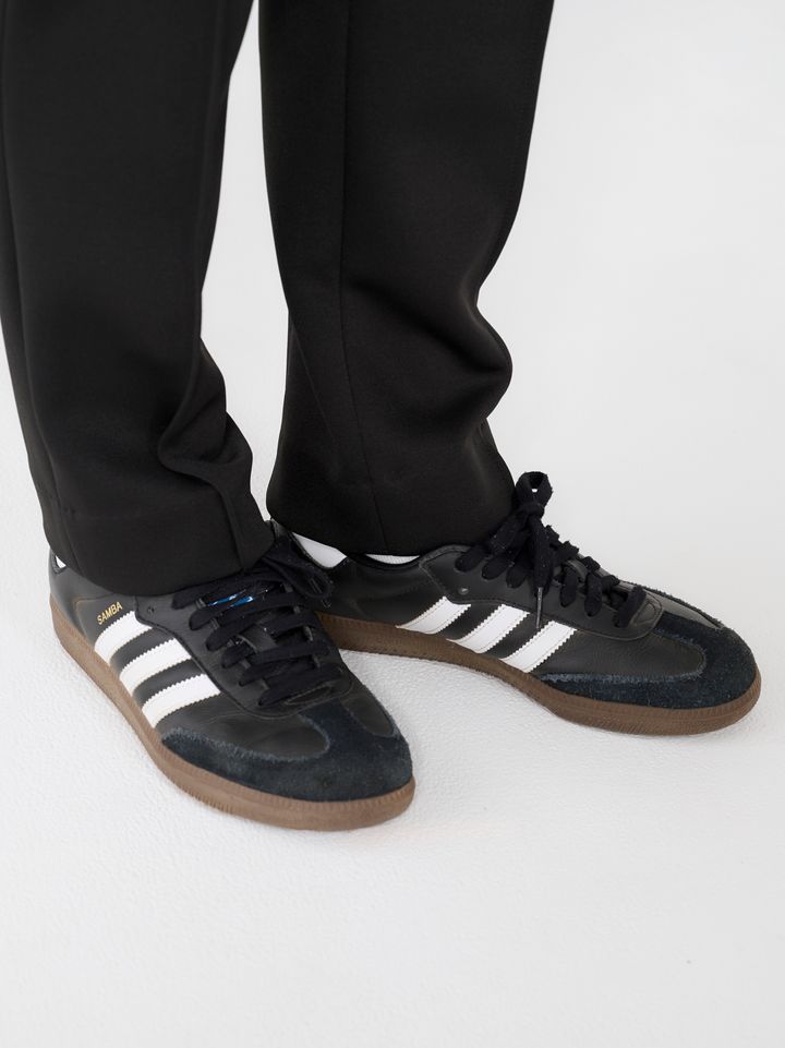 クラウドチームVERY酒井理央の春コーデ3のスニーカーはアディダスの黒サンバ