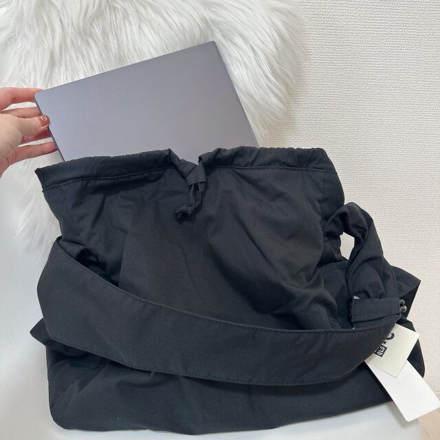 ソフトパフィーショルダーバッグ BLACK PCをいれる