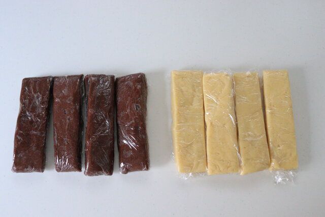 生地をそれぞれ4等分する。