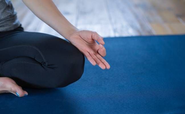 ヨガをしている人の手元のイメージ