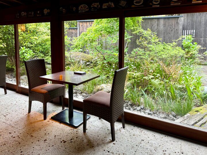 多彩なシロップをかけ比べ♪ 約170年の時を刻むレトロな蔵で特別なかき氷を／東京「甘味茶房 見世蔵久森」