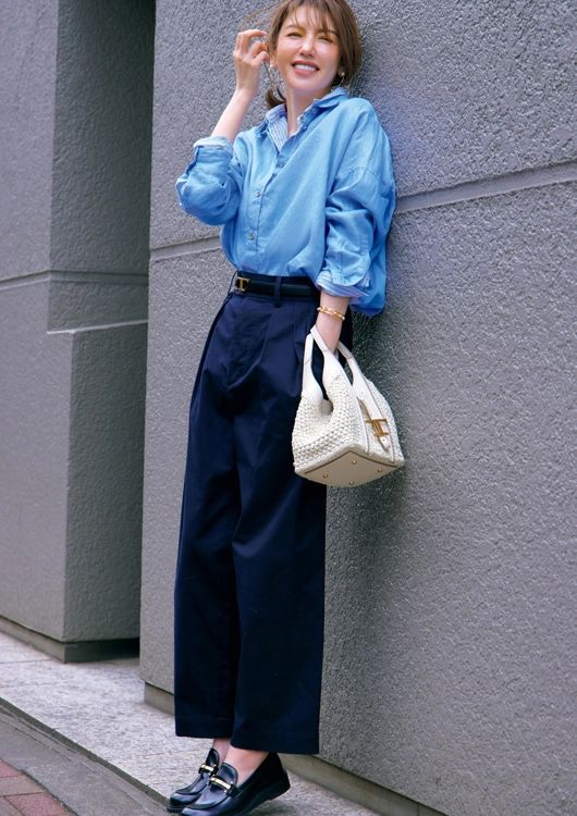 ネイビーのチノパンが主役のトラッドスタイルで小粋に