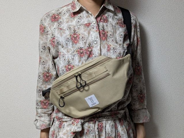 多機能ボディバッグベージュ持ったところ