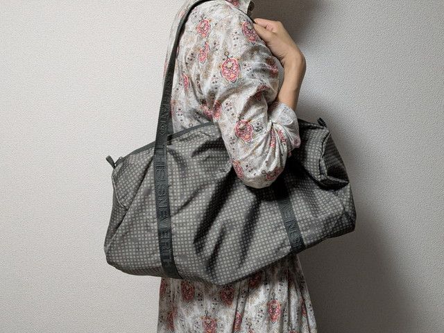 ディスイズネバーザットバッグ持ったところ